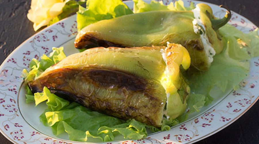 Фаршированные сладкие перцы с творогом и зеленым луком на углях на мангале Рецепт